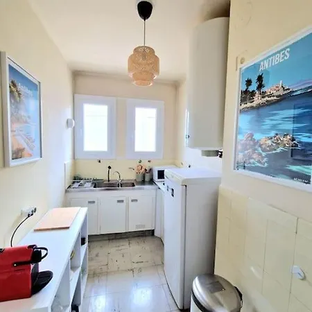 Cozy Studio, Sea View, Old Town, Near Beaches Antibes